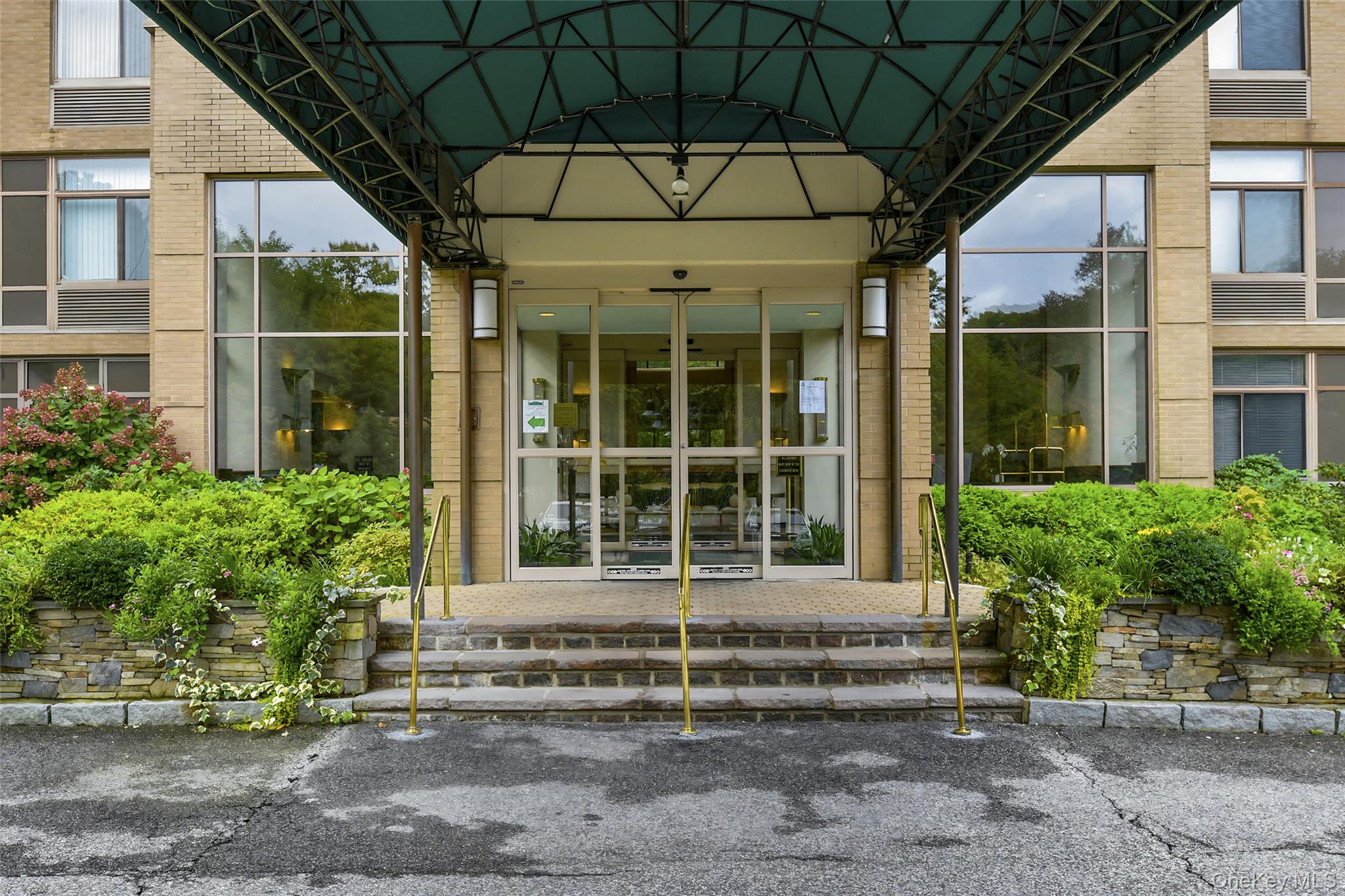 35 N Chatsworth Avenue, Unit 6C