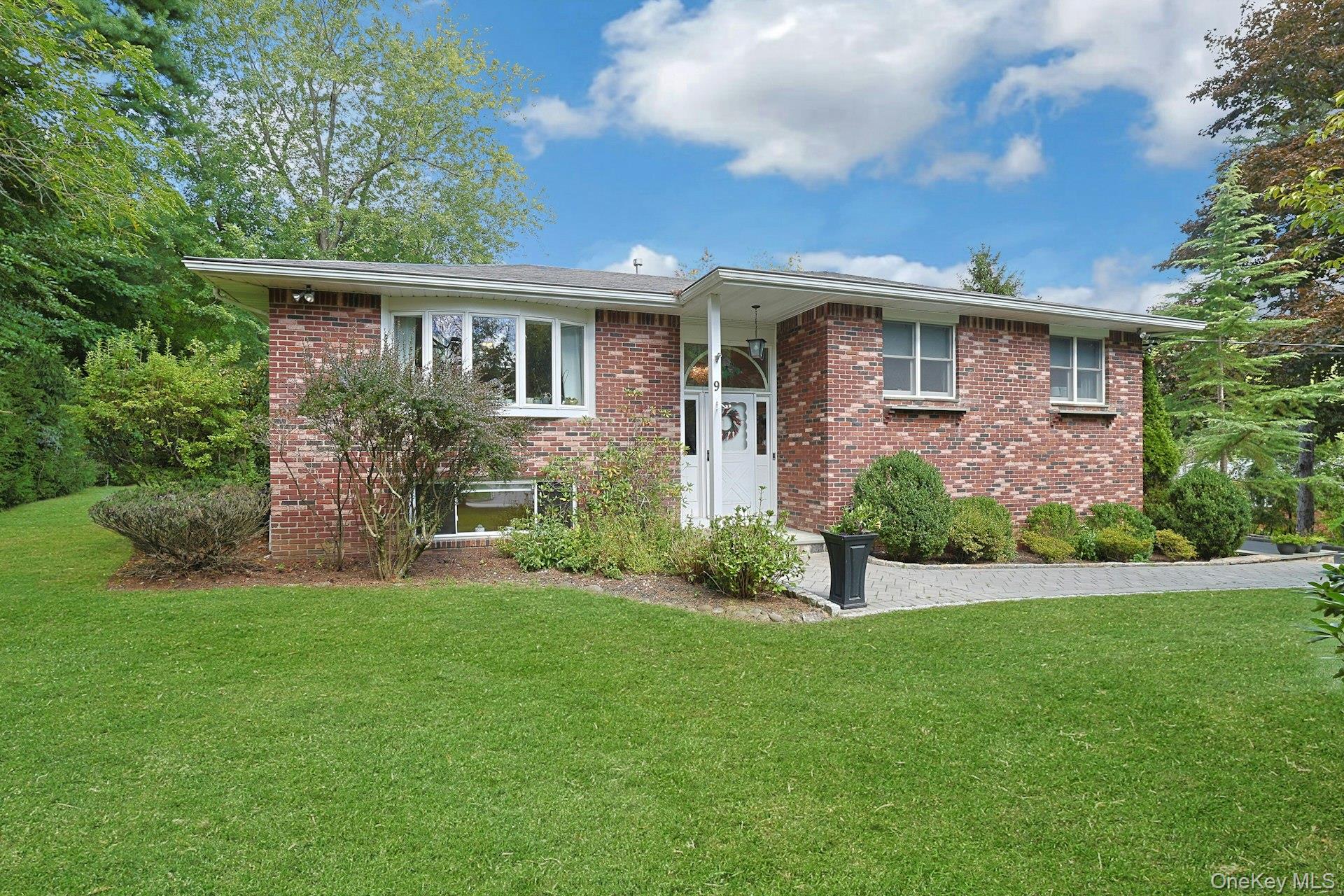 9 Stonegate Road – For Sale photo 2