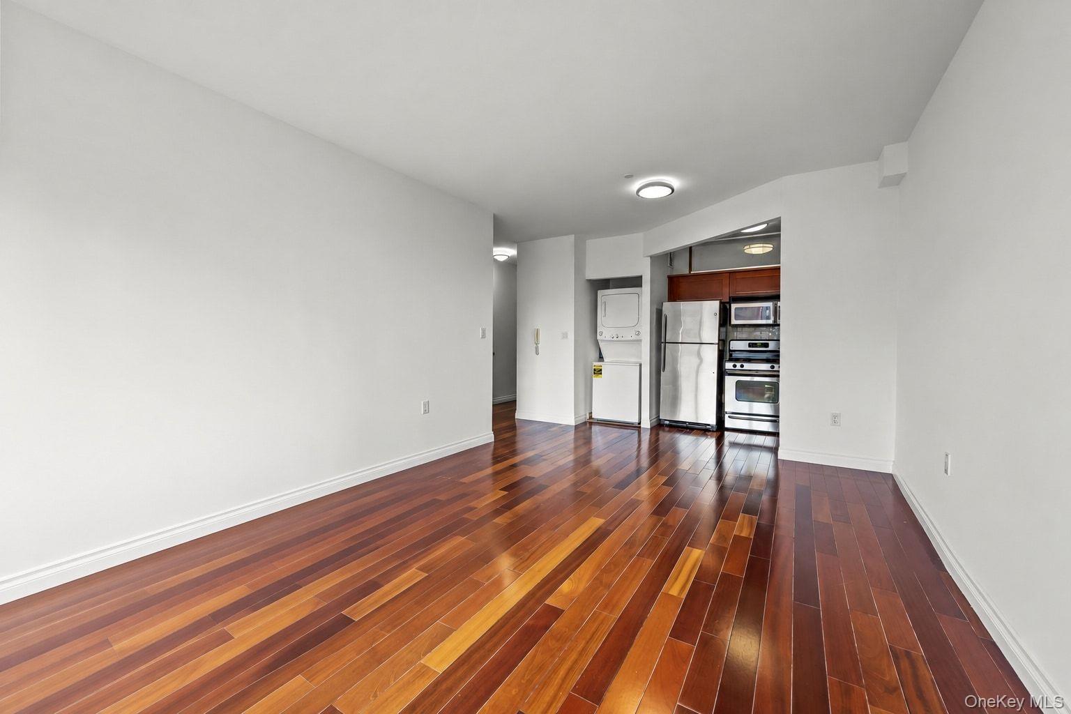 30-85 Vernon Boulevard, Unit 6E photo 2
