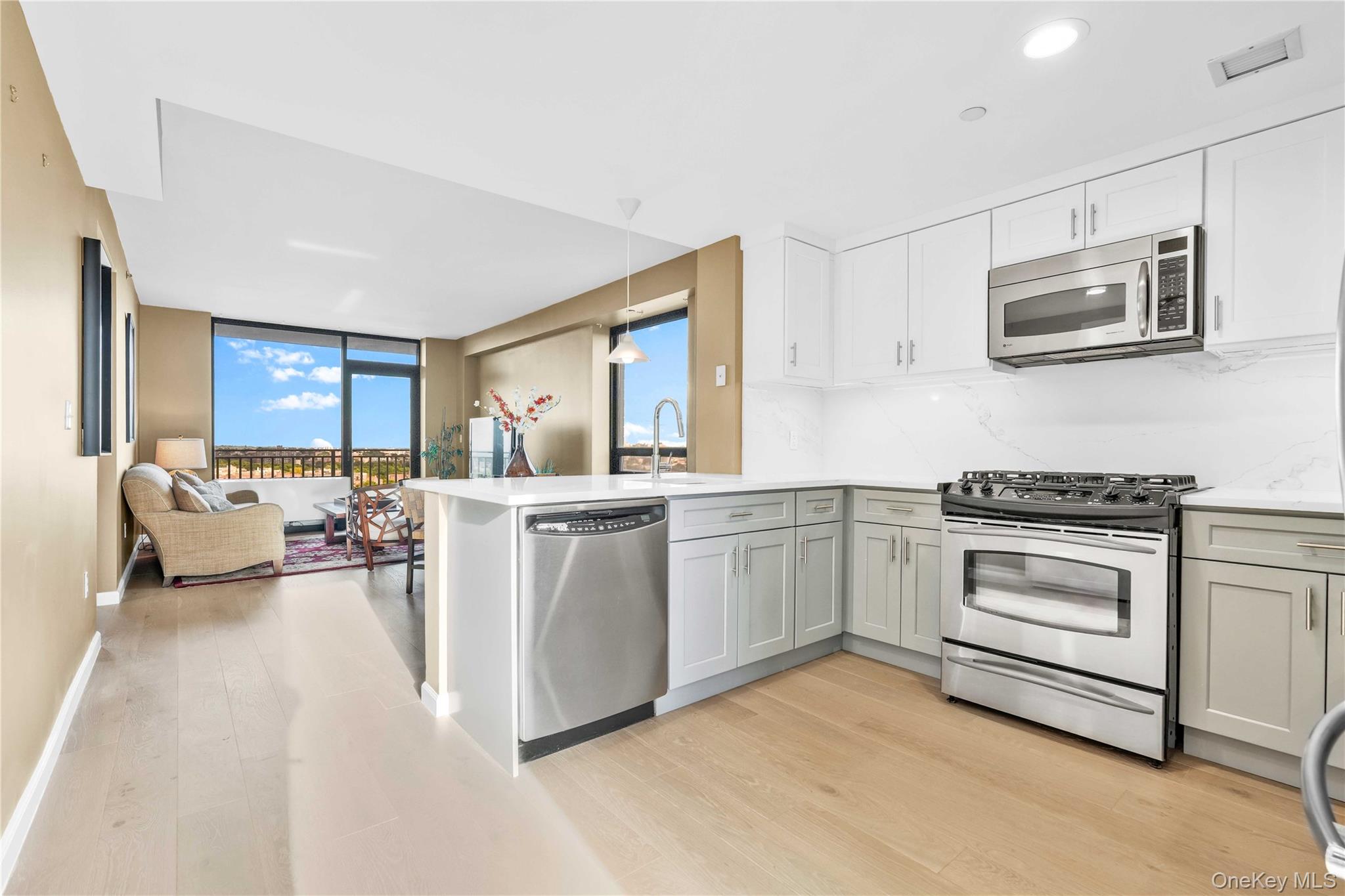 11624 Grosvenor Lane, Unit 15B photo 10