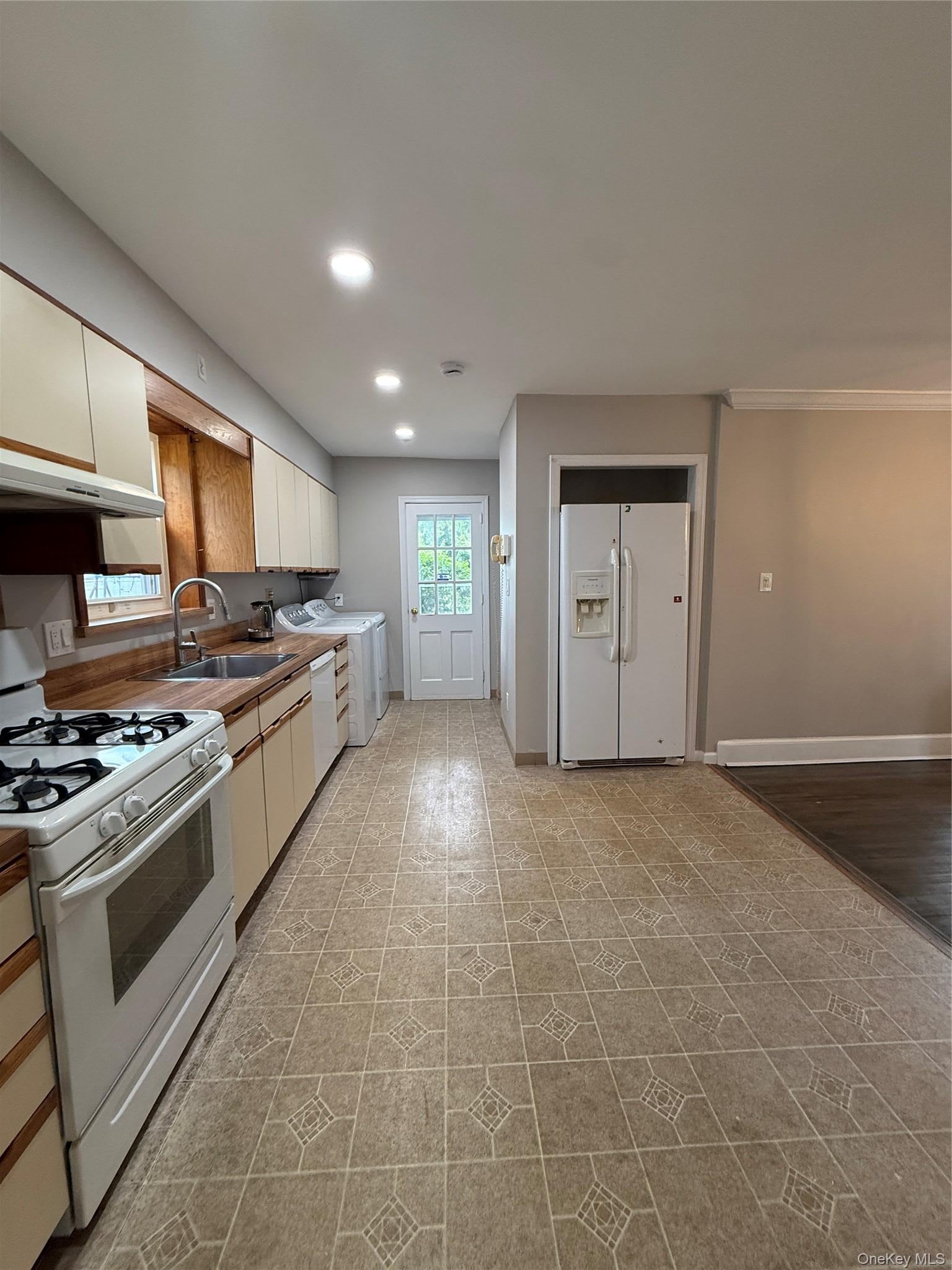 77 Woods Avenue – For Rent photo 4