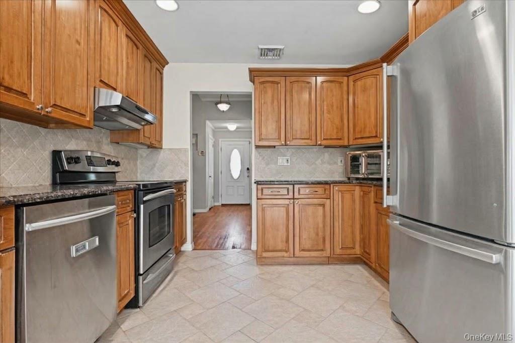 698 Edgewood Drive – For Sale photo 3