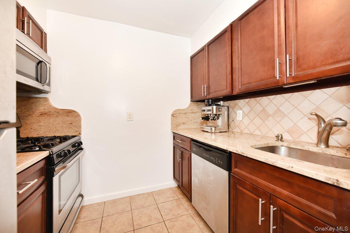1 Birchwood Court, Unit 2O photo 8