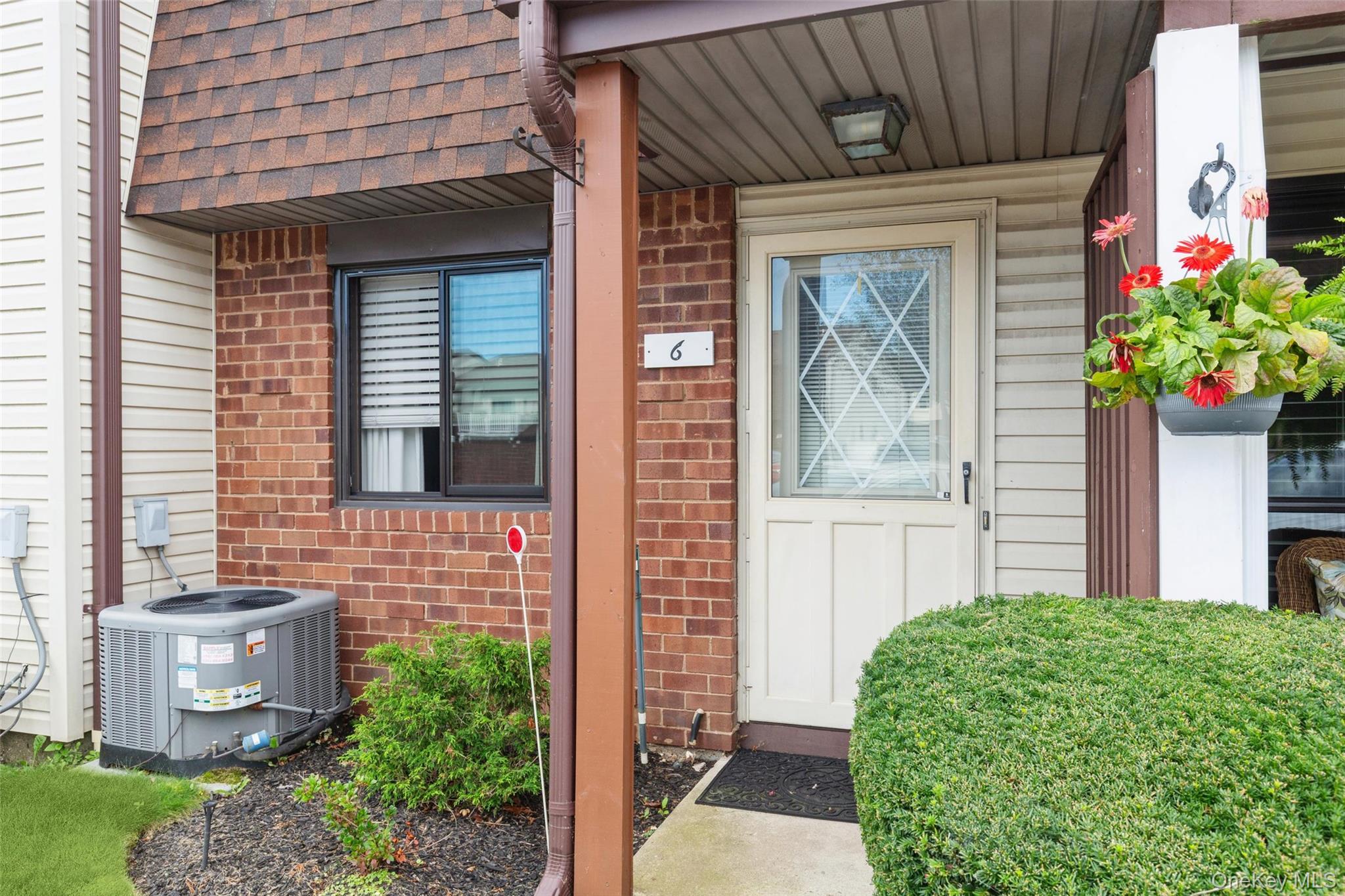 6 Cambridge Drive W – For Sale photo 2