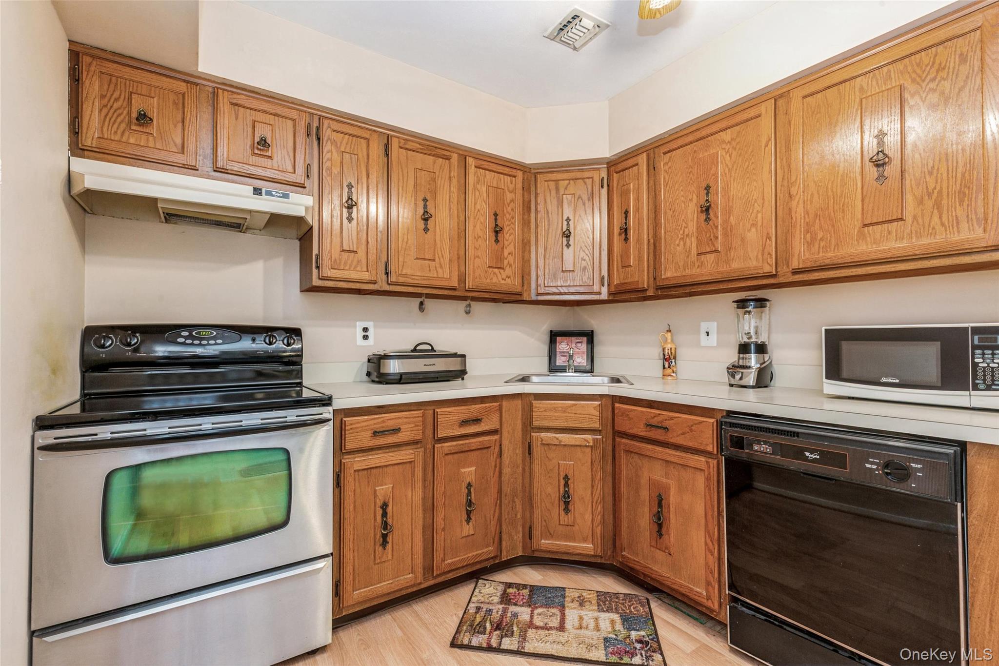 6 Cambridge Drive W – For Sale photo 4