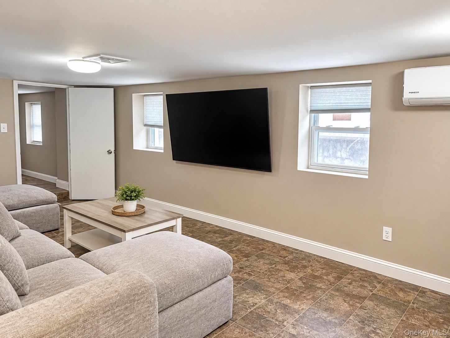 535 E Walnut Street, Unit MAIN photo 9