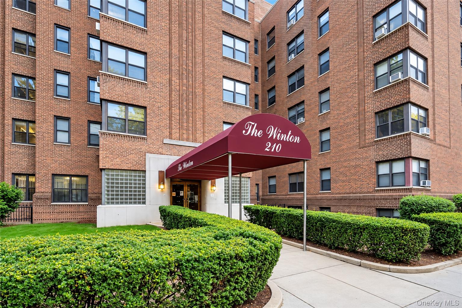 210 Martine Avenue, Unit 5L