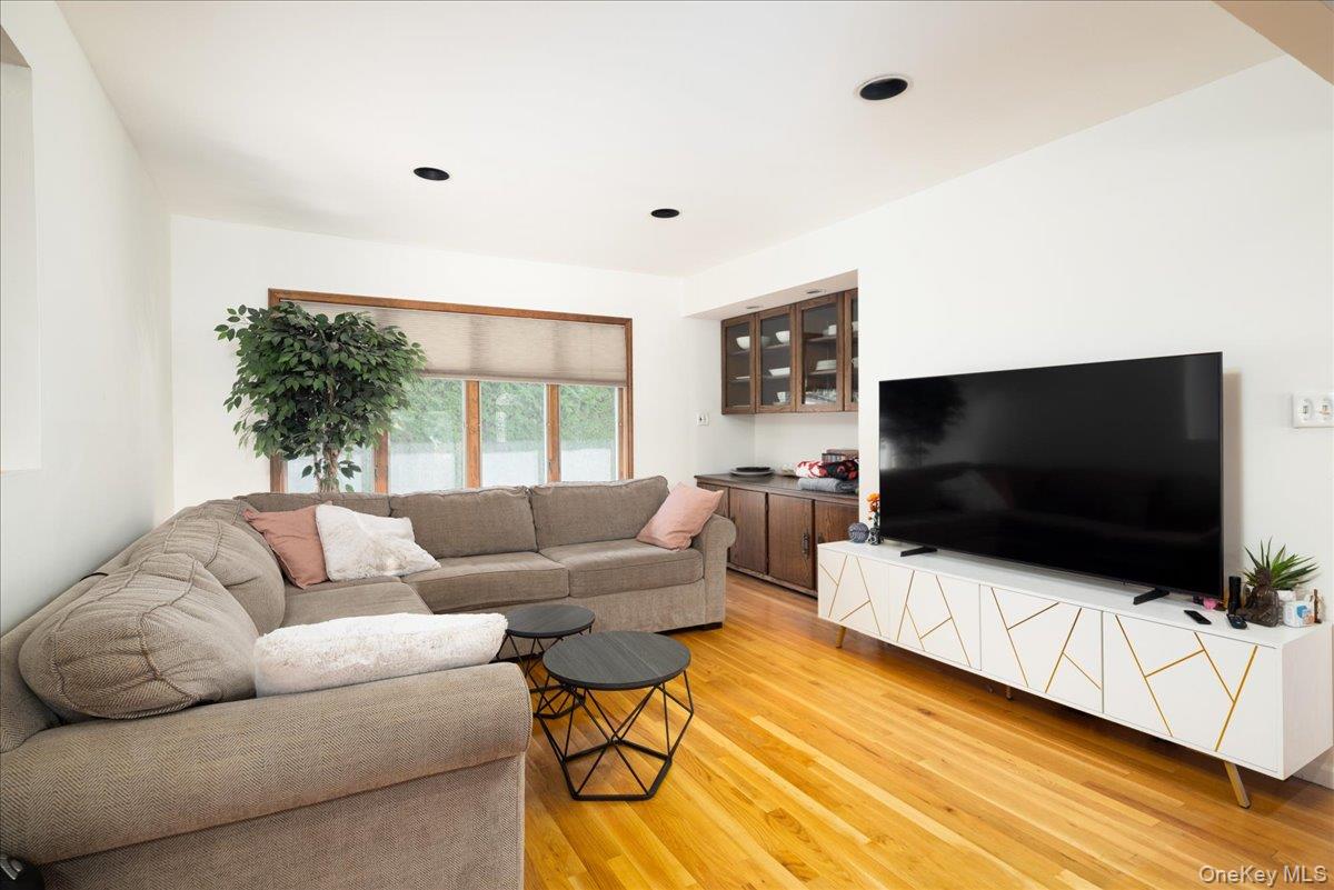 10 Seneca Drive – For Sale photo 4