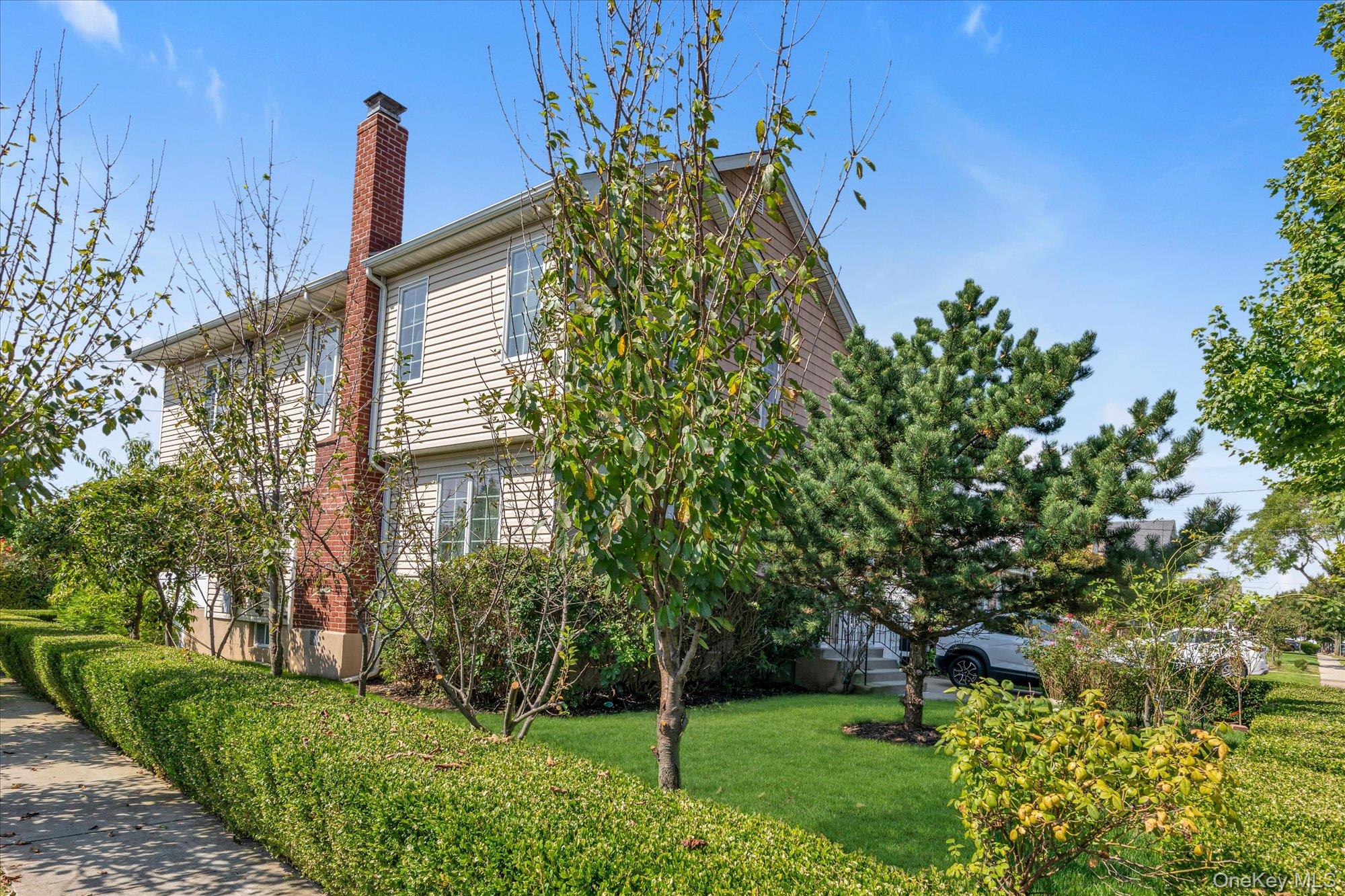 199 Royal Avenue – For Sale photo 2