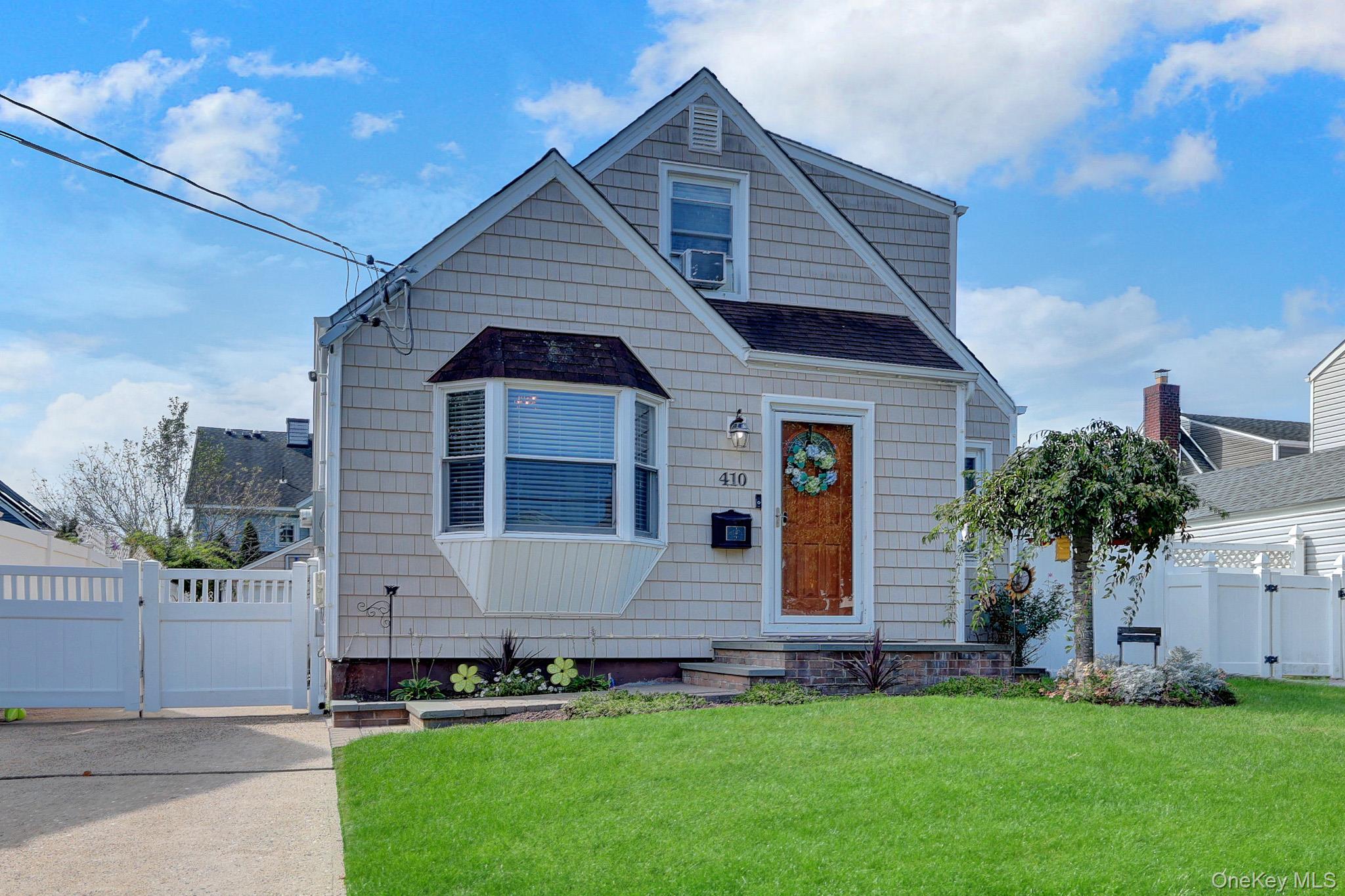 410 Clive Place – For Sale