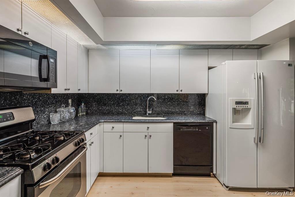 1301 Michael Court, Unit 1623 photo 2