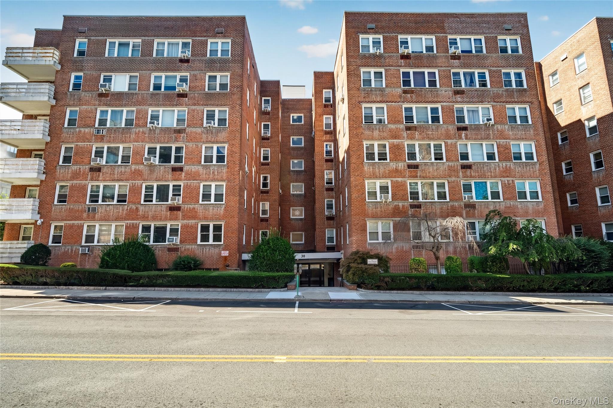 30 E Hartsdale Avenue, Unit 3L