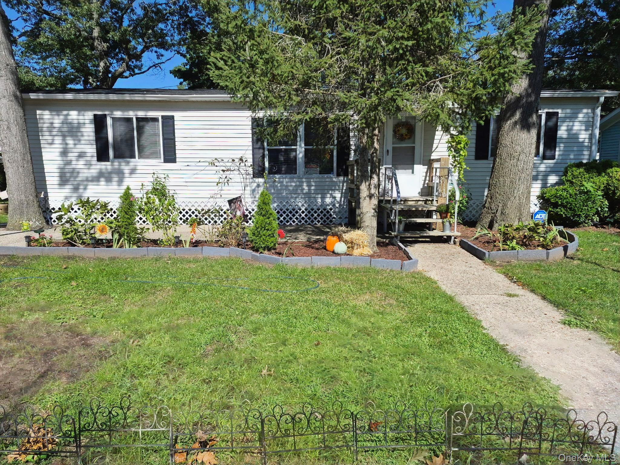 37-28 Hubbard Avenue – For Sale