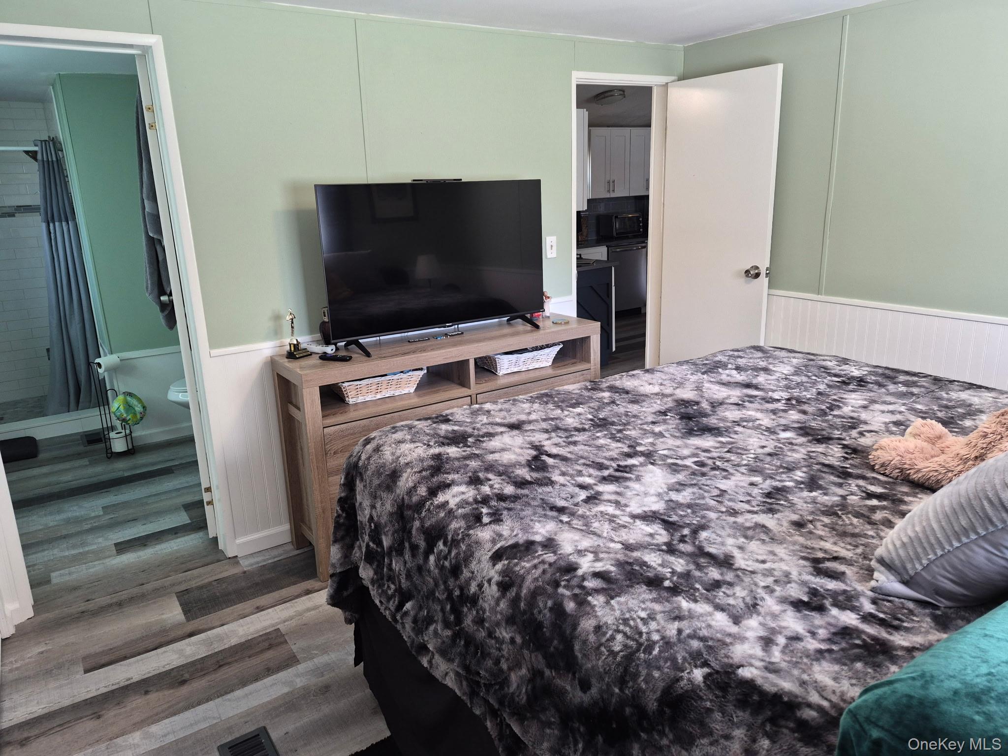 37-28 Hubbard Avenue – For Sale photo 3