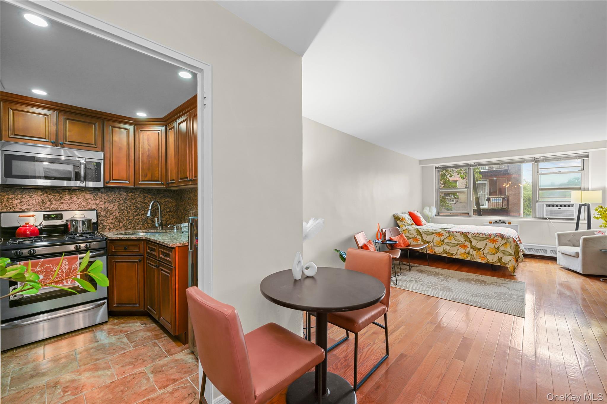 81-11 45th Avenue, Unit 3V photo 2