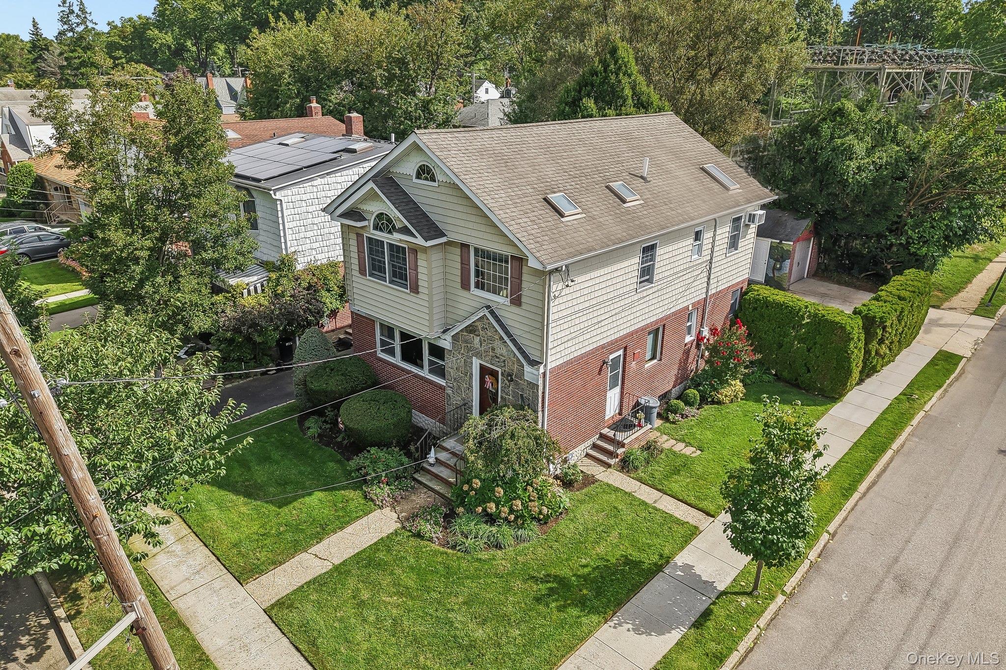 2 Fernwood Terrace N – For Sale photo 2