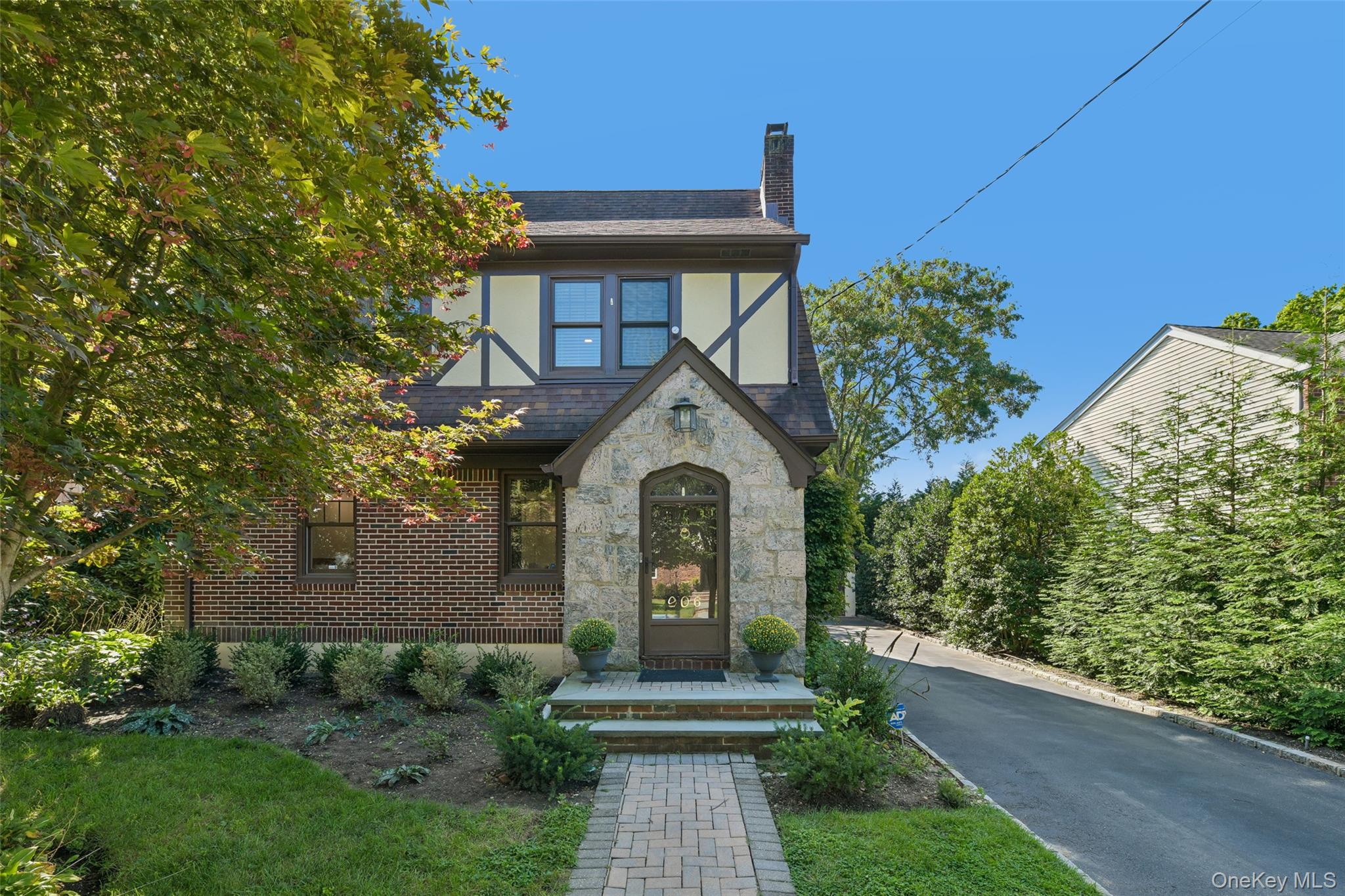 206 Glenmore Street – For Sale