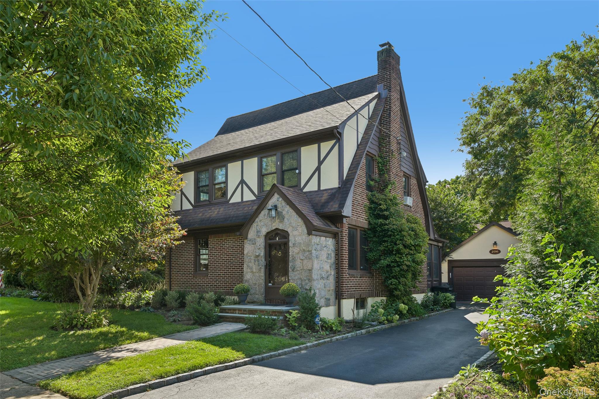 206 Glenmore Street – For Sale photo 2
