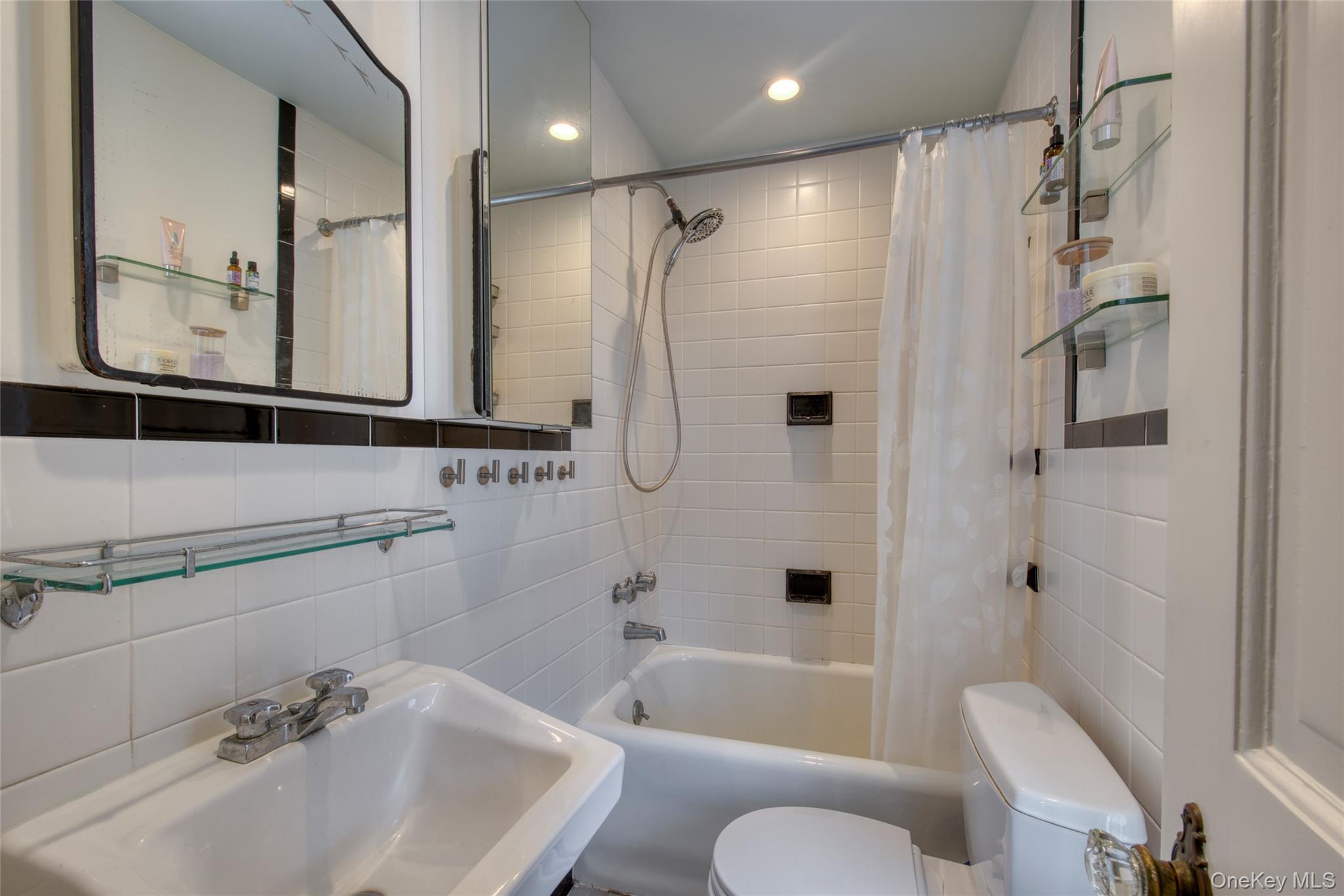 1405 Village Lane – For Sale photo 13