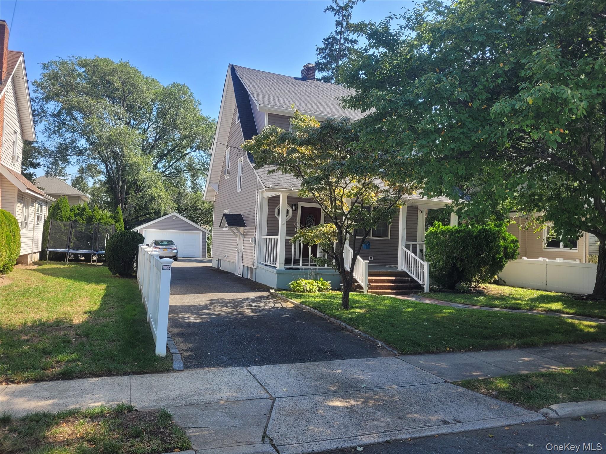 8 Rolling Street – For Sale