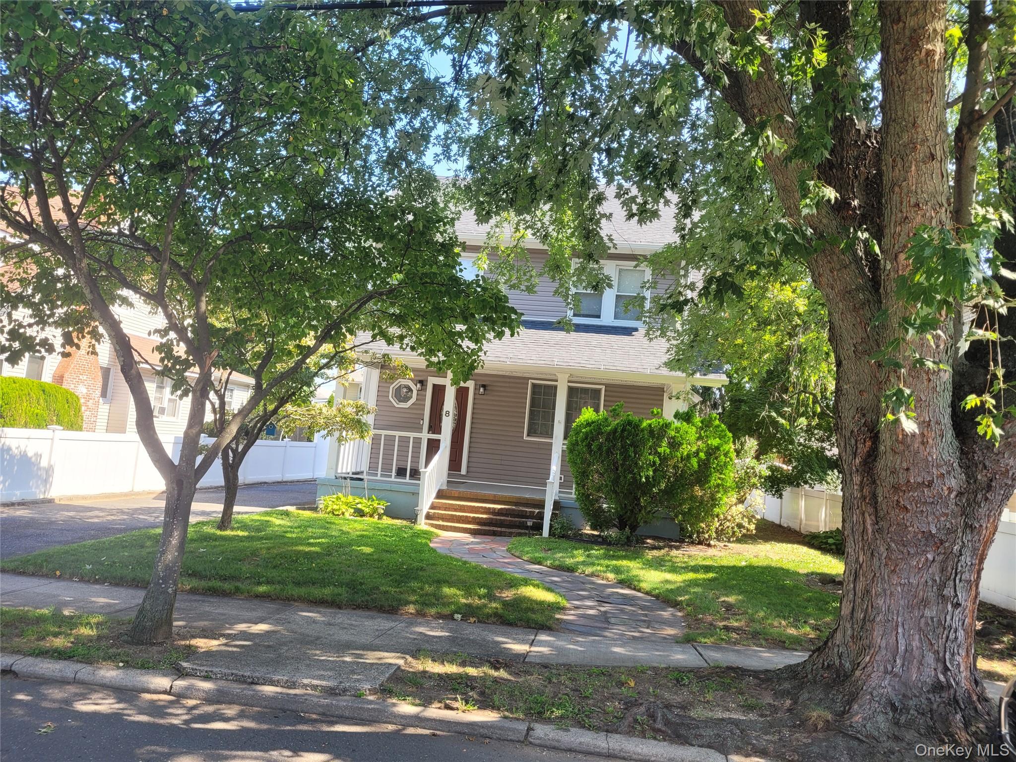 8 Rolling Street – For Sale photo 2