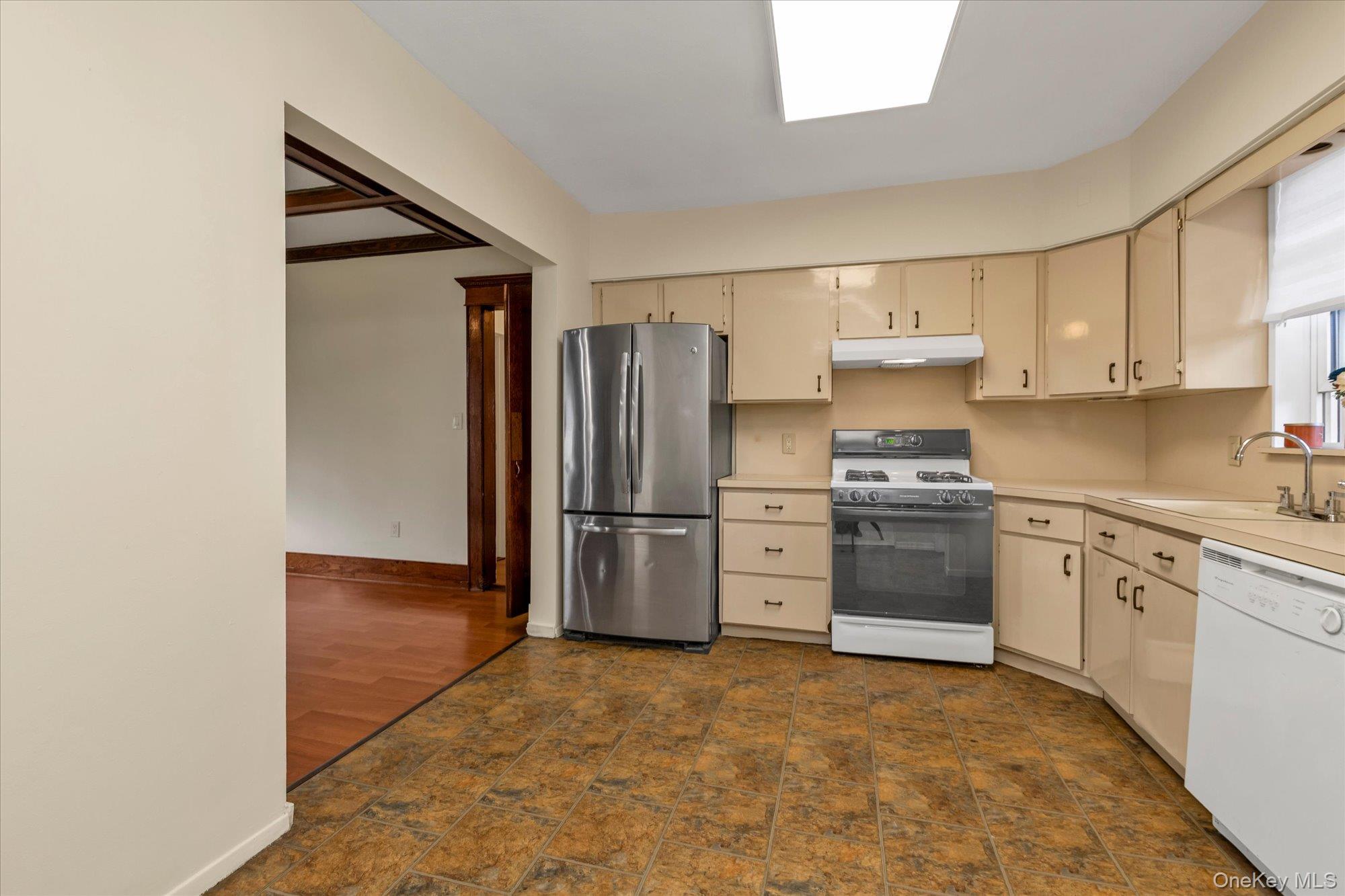 585 Seaman Avenue – For Sale photo 8