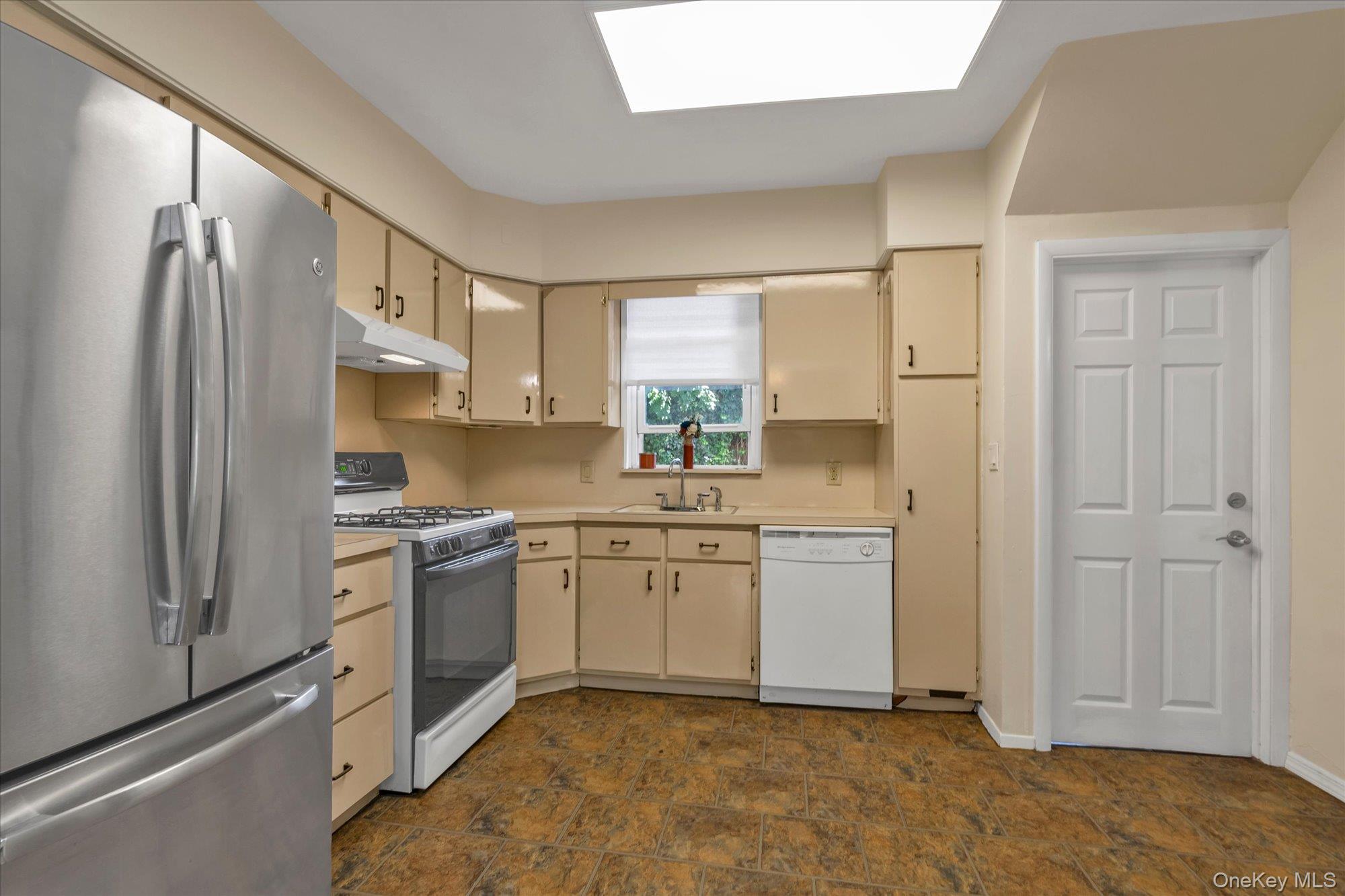 585 Seaman Avenue – For Sale photo 7