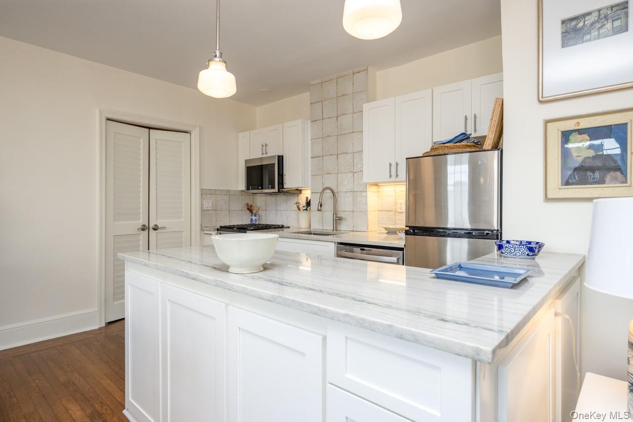 270 Bronxville Road, Unit A51 photo 11