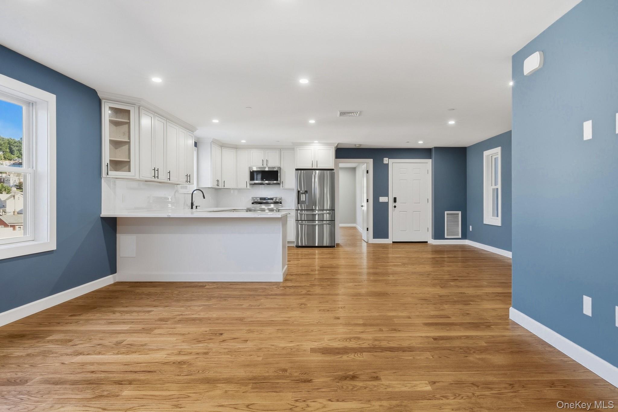 72 Beekman Avenue, Unit 2nd Floor photo 4