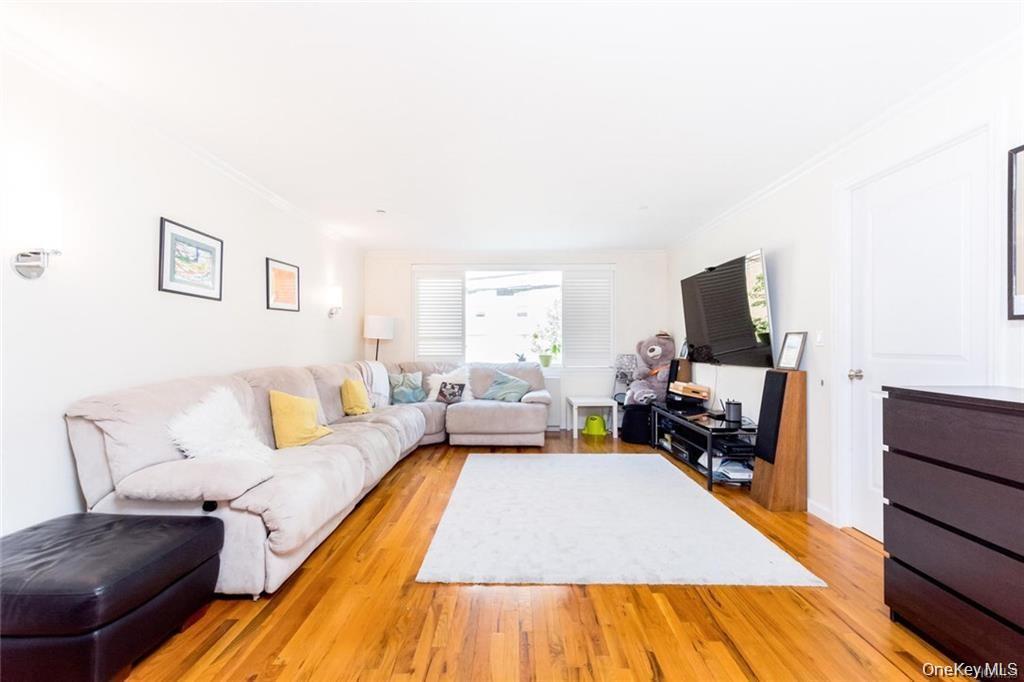 3800 Blackstone Avenue, Unit 2S