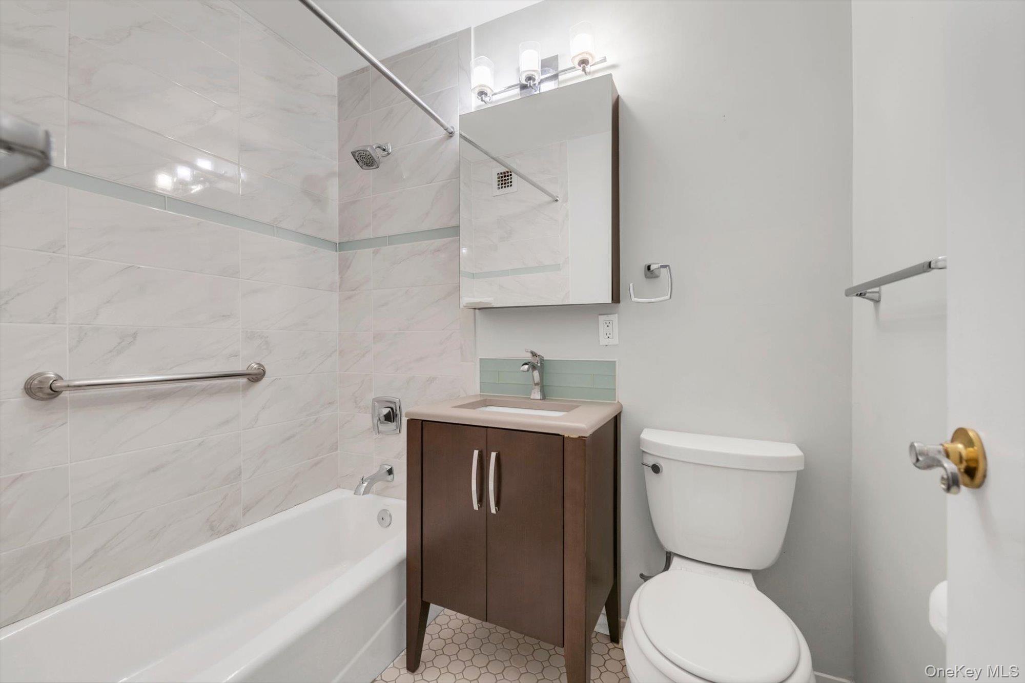 61-20 Grand Central Parkway, Unit C303 photo 17