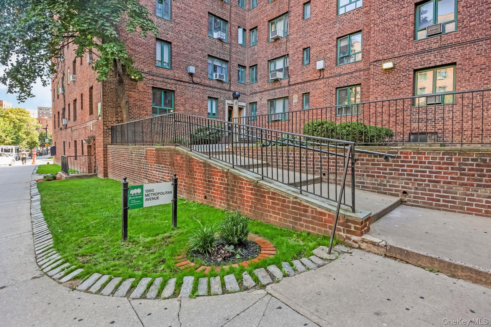 1560 Metropolitan Avenue, Unit 5B photo 2