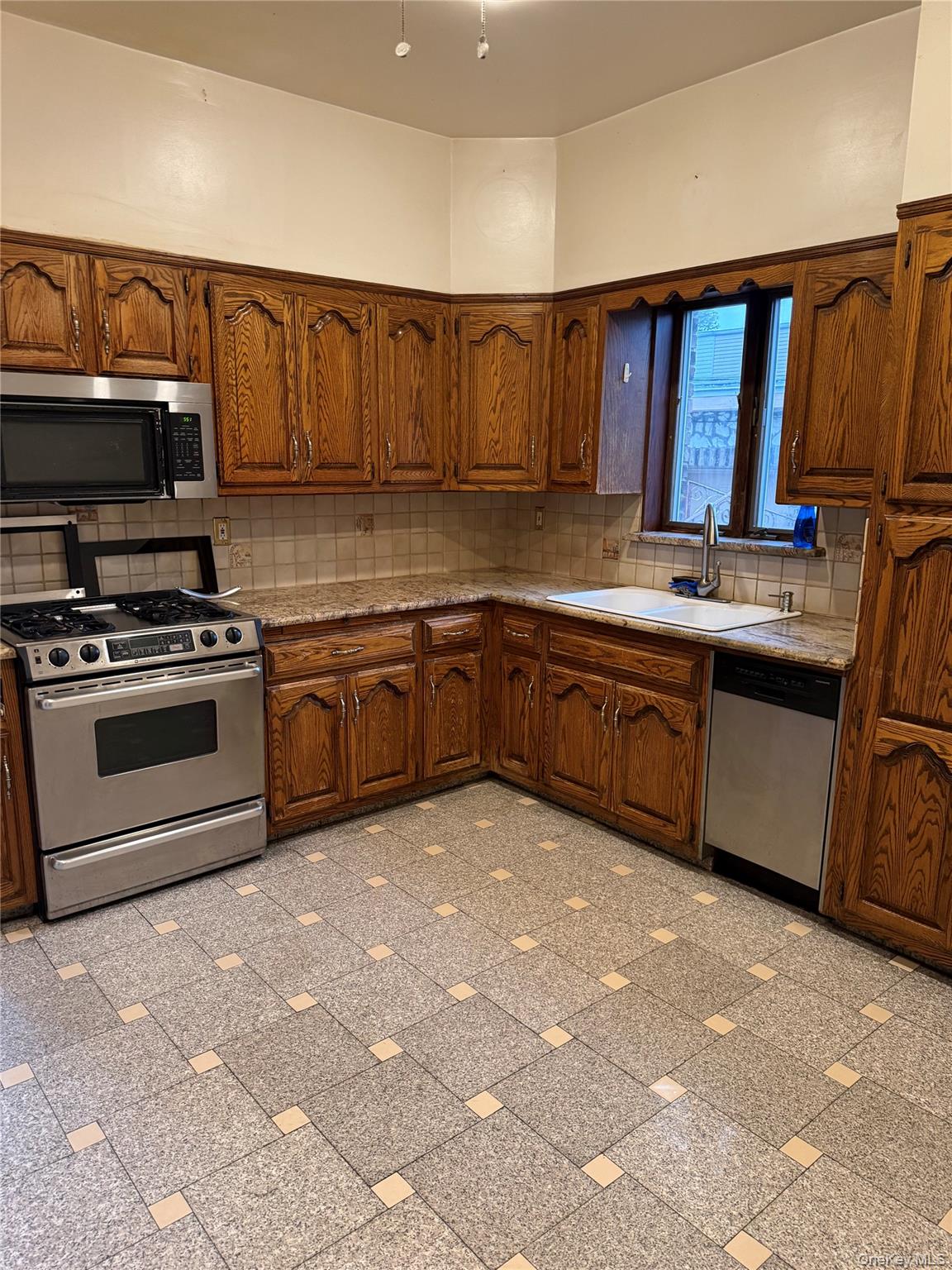 70-14 69 Street – For Sale photo 12