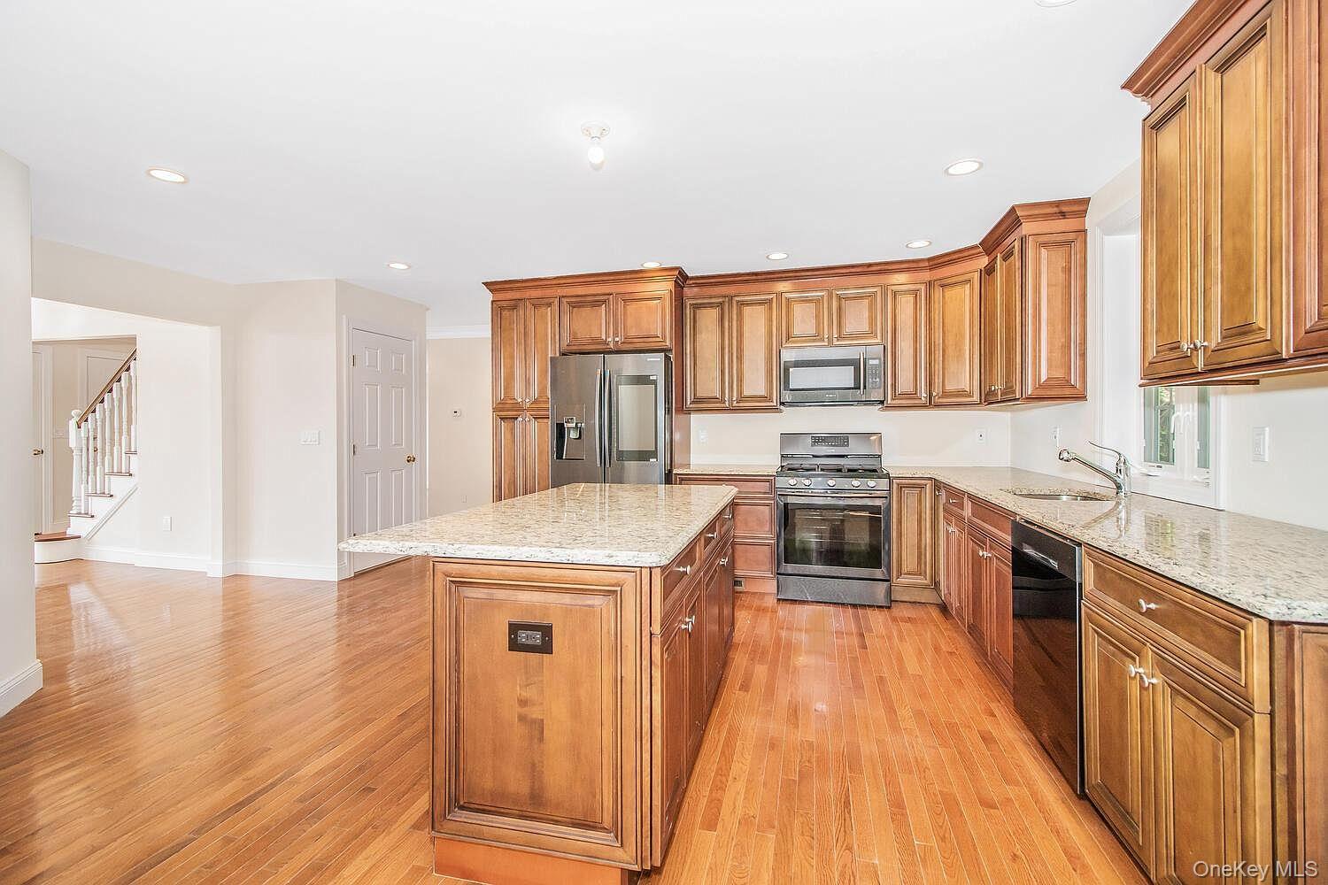 18 Via Trenta Court – For Rent photo 3