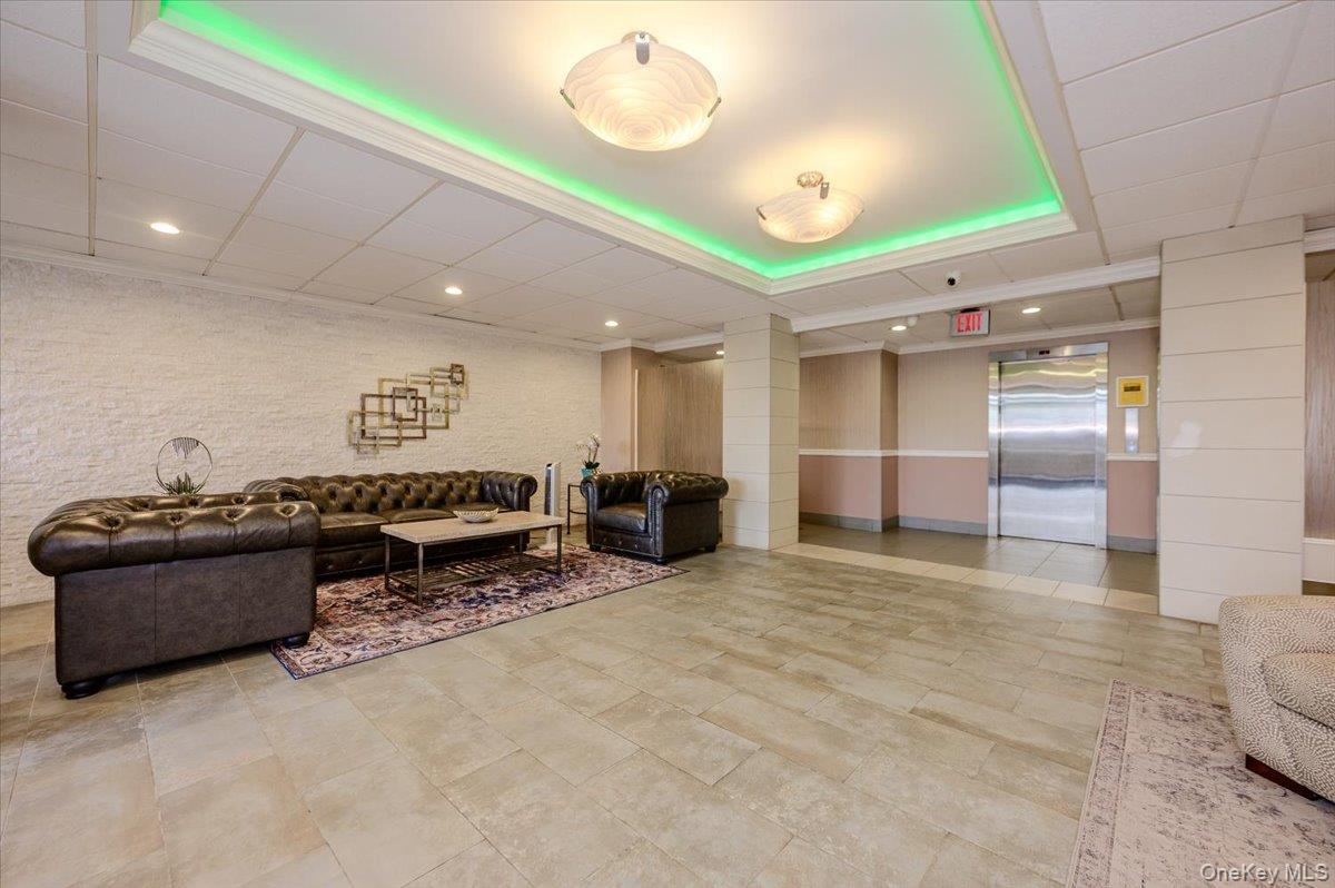 740 E Broadway, Unit 4G photo 3