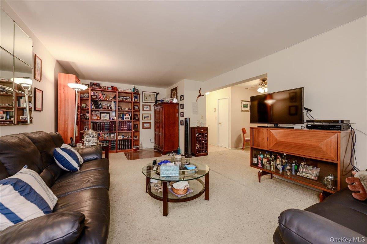 740 E Broadway, Unit 4G photo 5