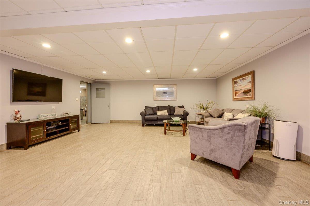 740 E Broadway, Unit 4G photo 22