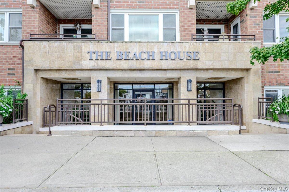 740 E Broadway, Unit 4G photo 2