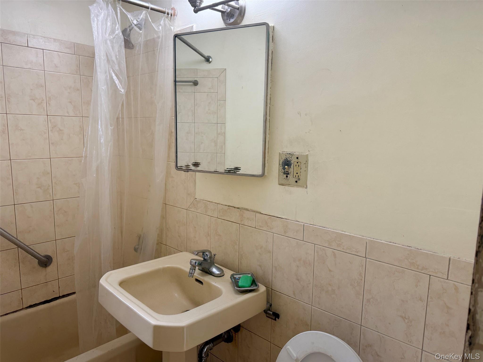 2049 Mcgraw Avenue, Unit 6H photo 2
