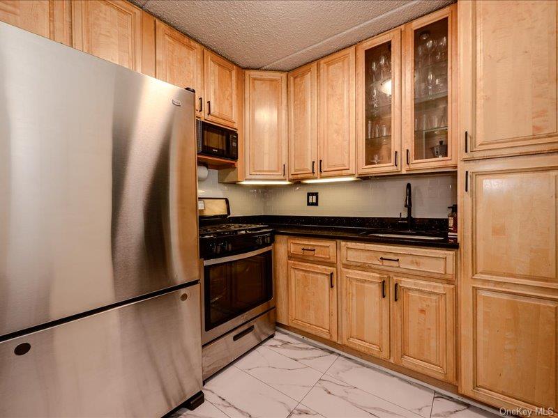 687 Bronx River Road, Unit 1D photo 6