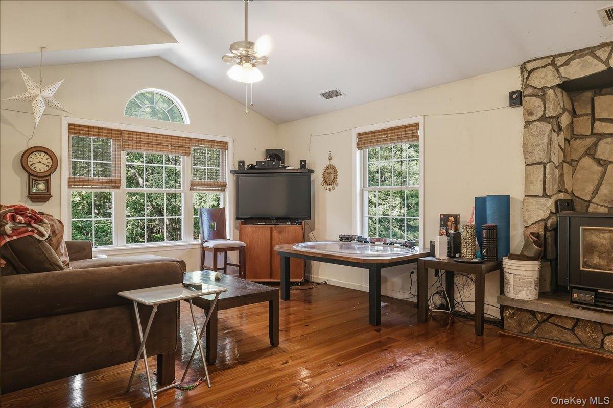 6 Clifford Lane – For Sale photo 28