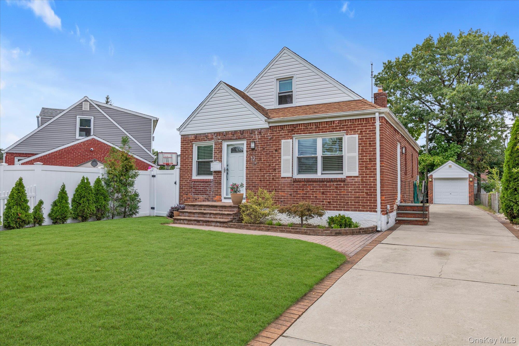 12 Kingston Street – For Sale photo 2
