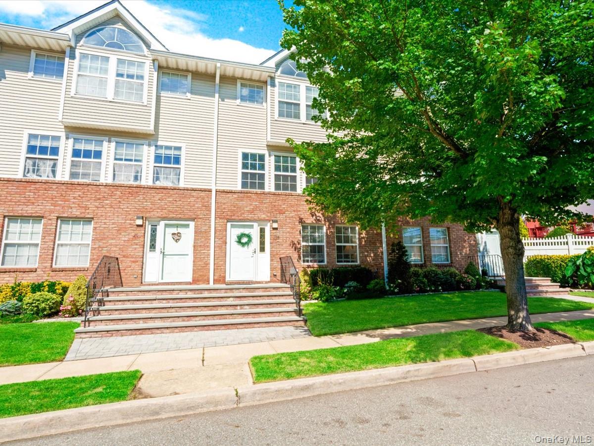 208 Hendrick Avenue E – For Sale