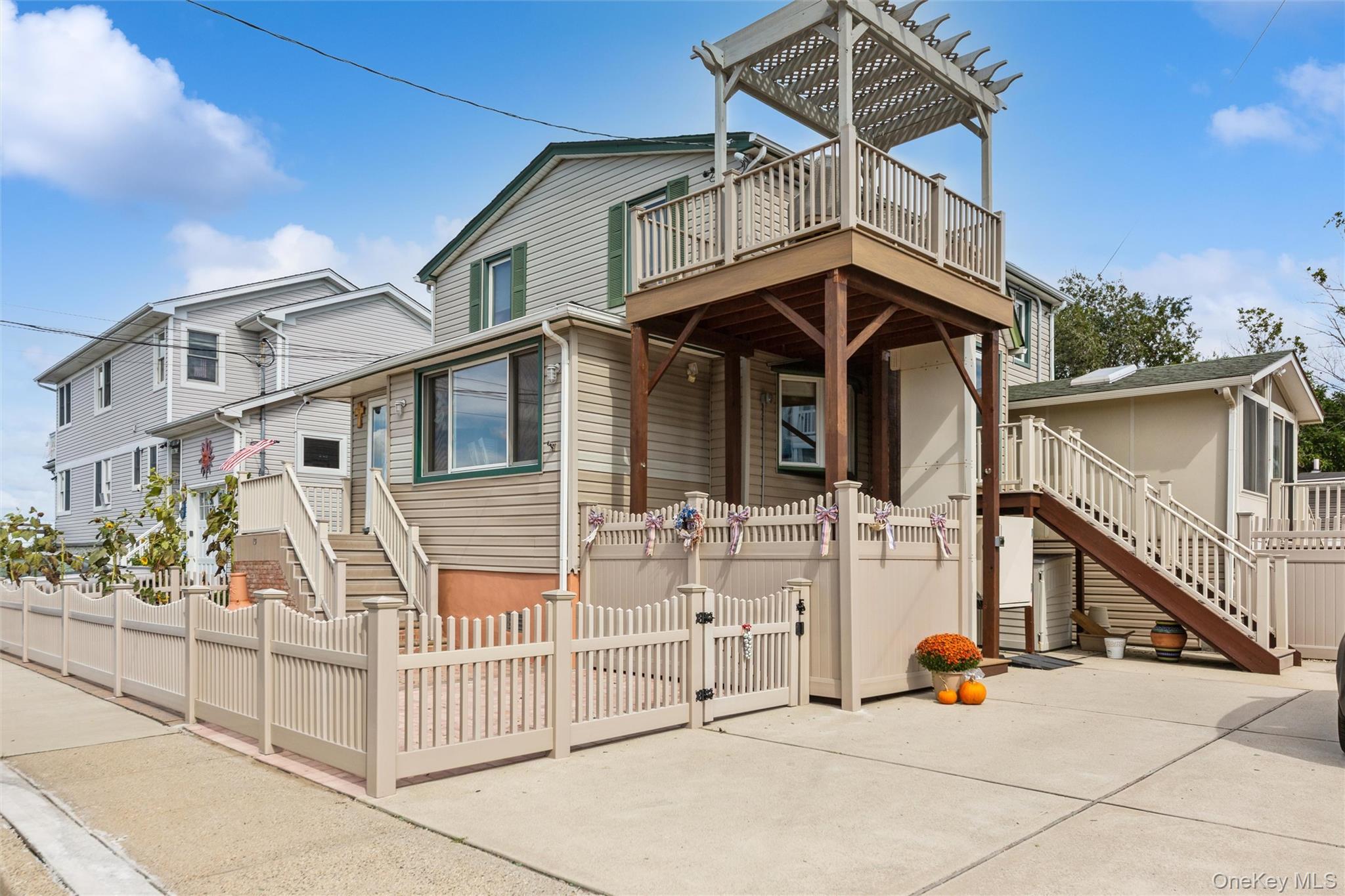181 Suffolk Road, Unit Upper