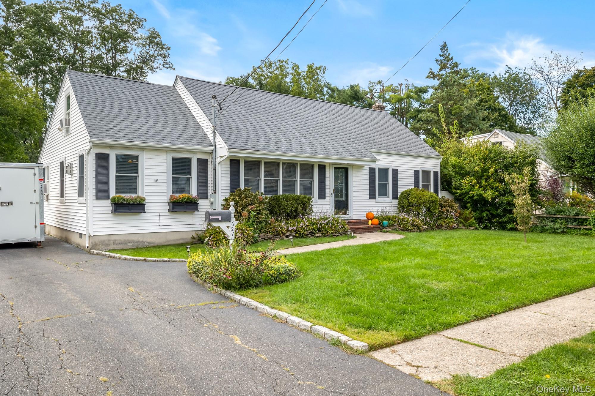 627 6th Street – For Sale photo 2