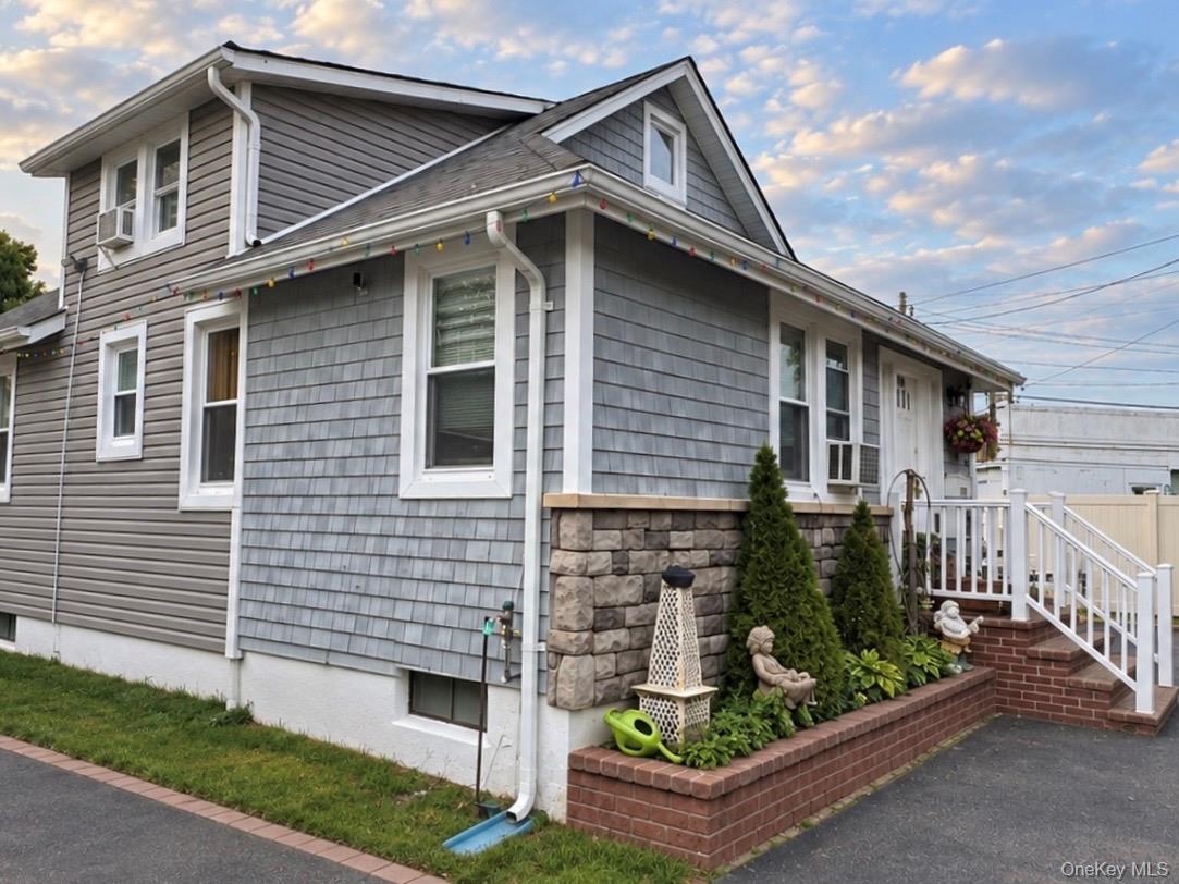 704 Newbridge Road – For Sale photo 2