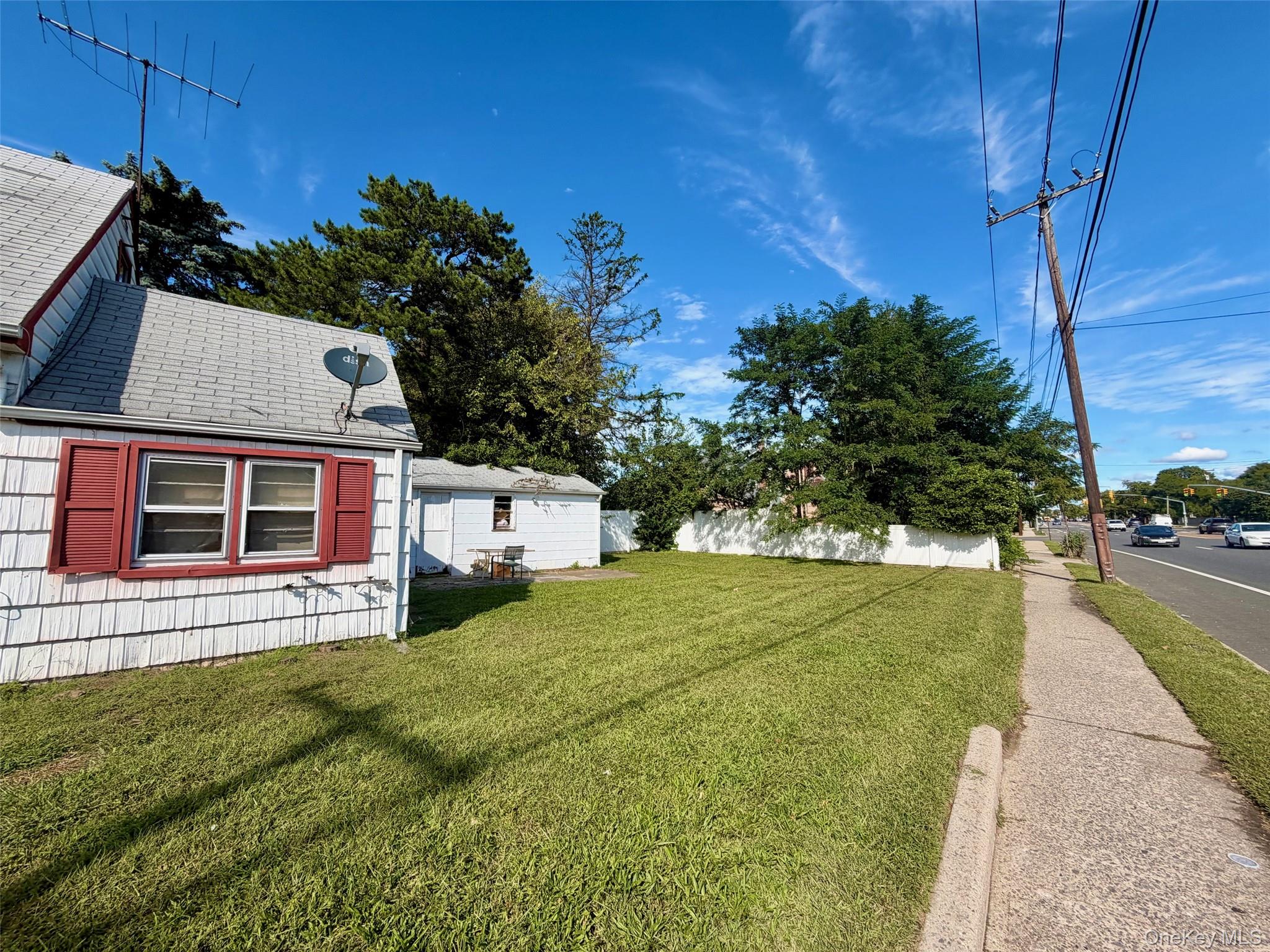 306 W Old Country Road – For Sale photo 3