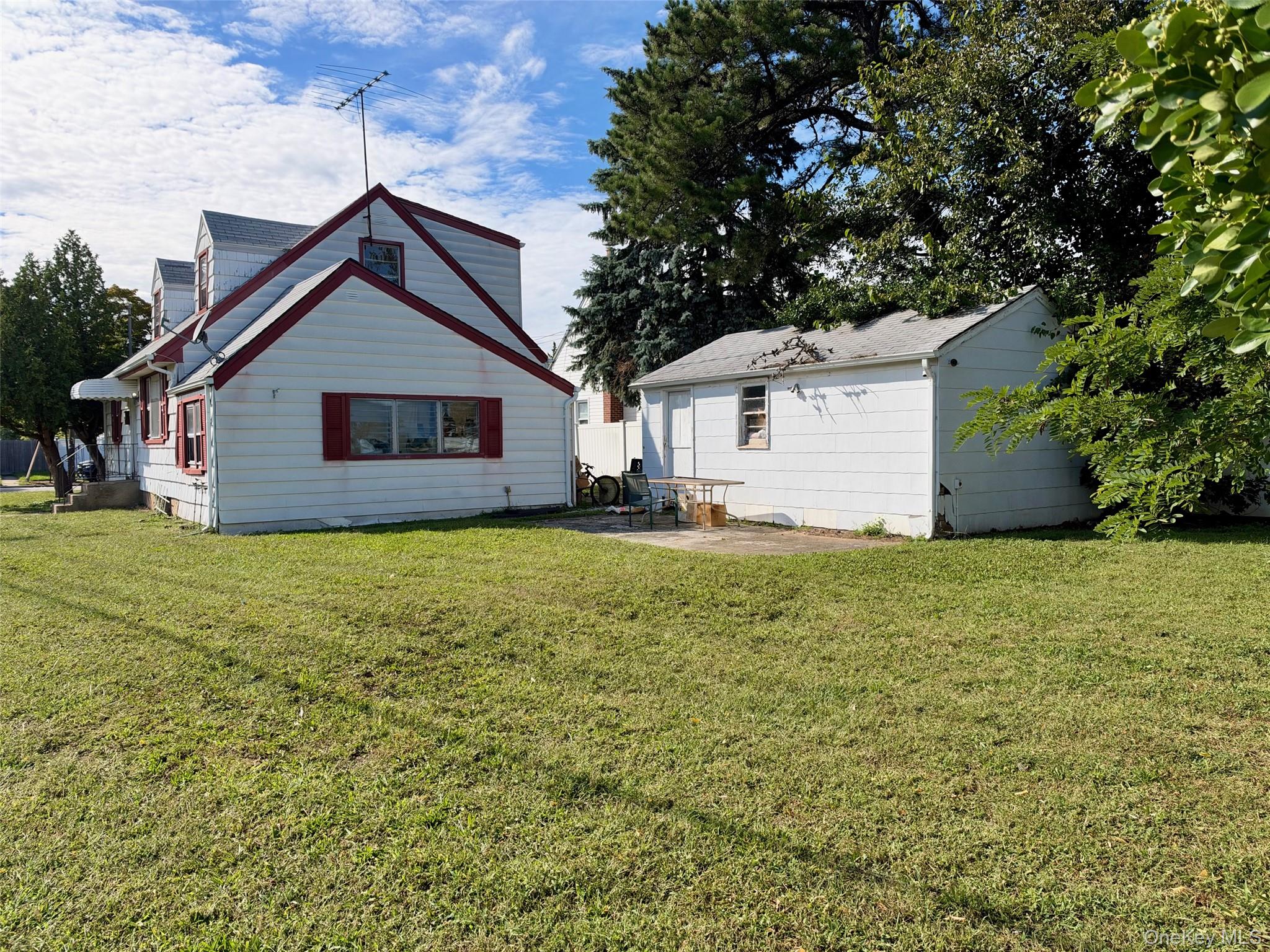 306 W Old Country Road – For Sale photo 4