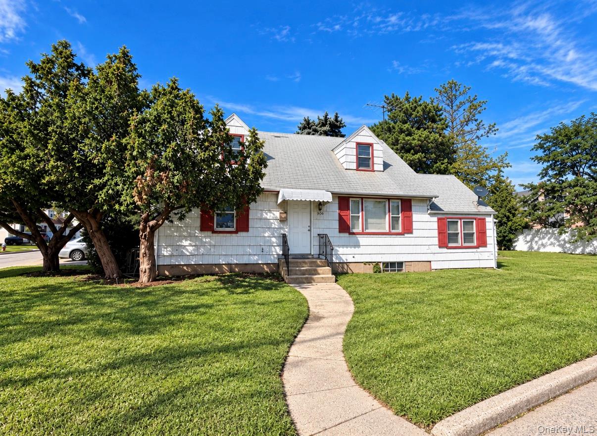 306 W Old Country Road – For Sale