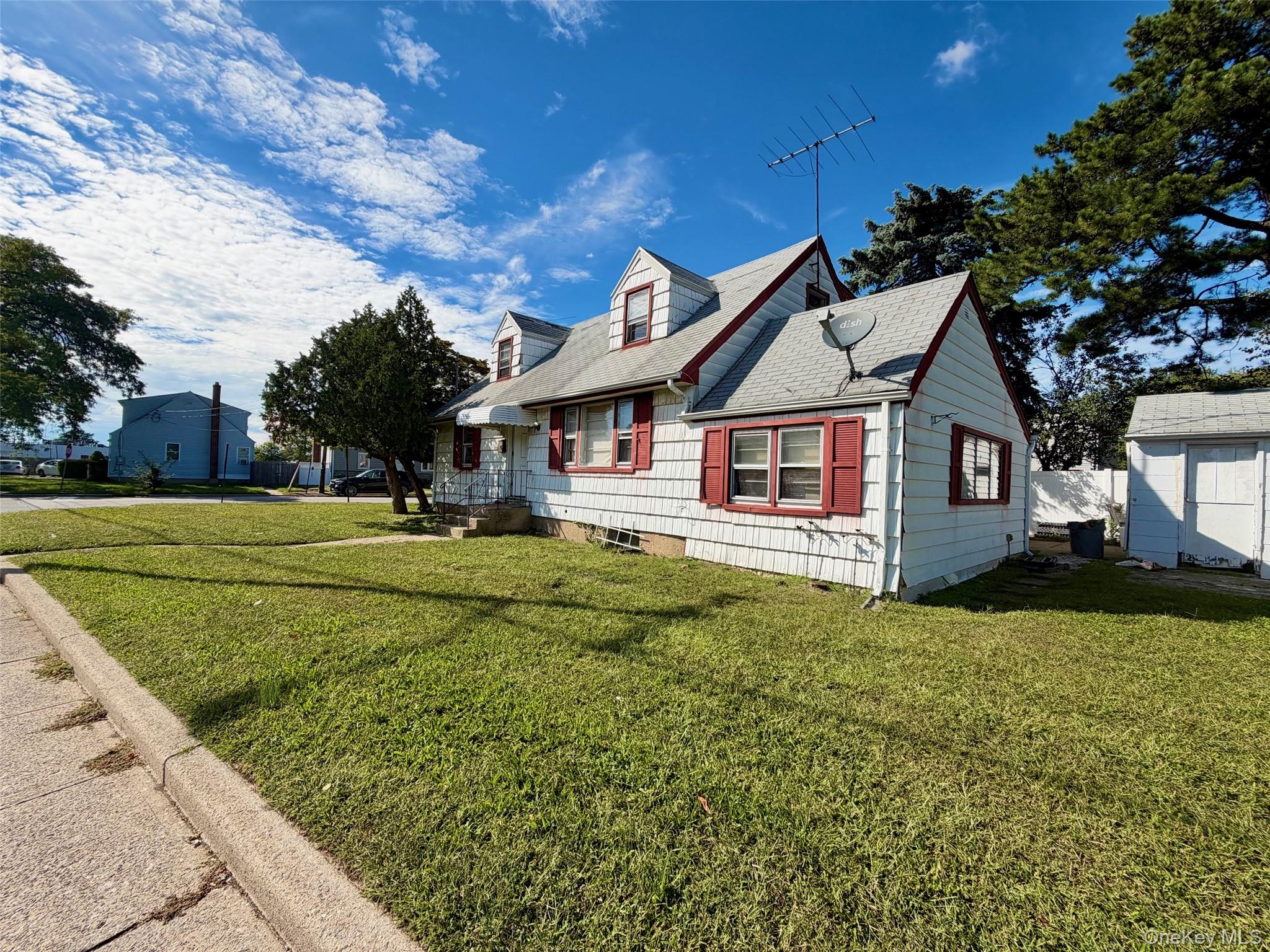 306 W Old Country Road – For Sale photo 2